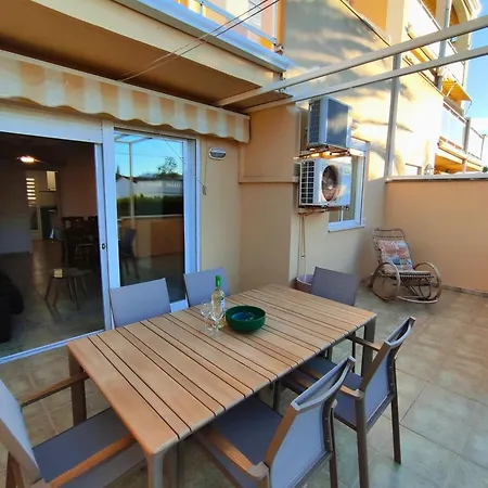 Atila En A 250 M De La Playa Con Terraza, Piscina Y Jacuzzi By Family Homes דירה